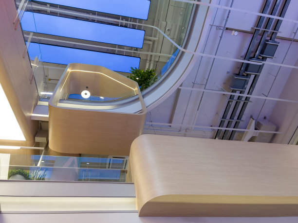 现代室内设计的未来主义天花板与忧郁的蓝天。图片下载