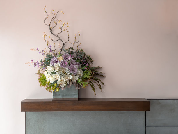 现代墙面背景人造花花瓶装饰。图片下载