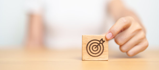 手持飞镖块与企业的目标，战略，目标，使命，行动，目标，目的和成功的概念图片下载
