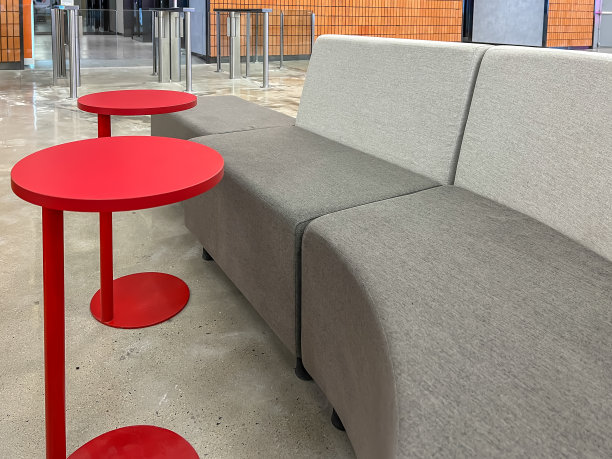 极简的办公室室内设计等候区与座位设计。图片下载