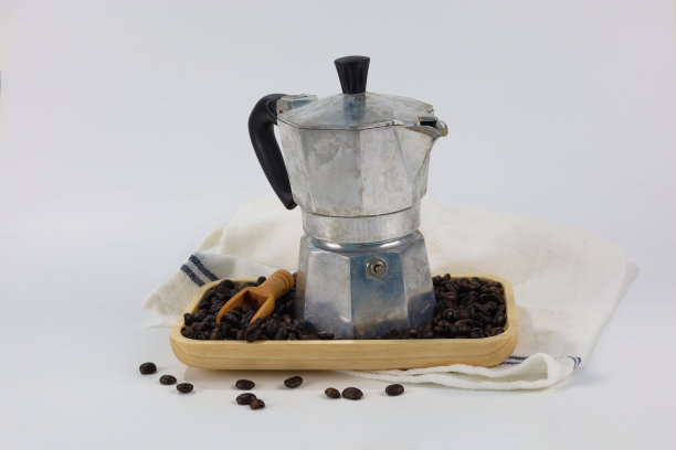 摩卡壶手咖啡研磨机-咖啡豆-白色背景图片下载