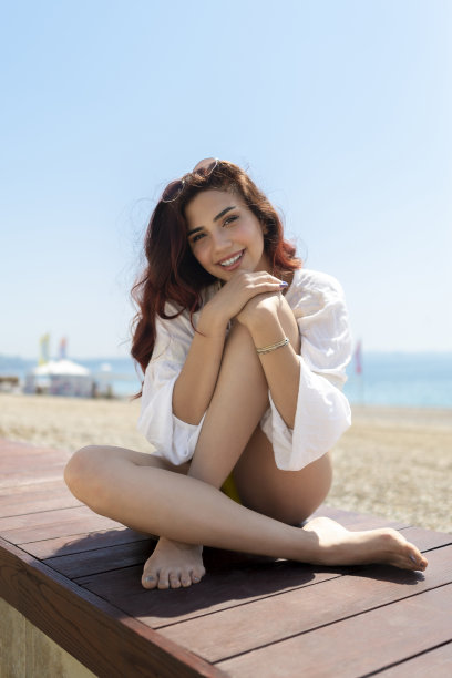 在海滩上晒日光浴的女人。图片下载