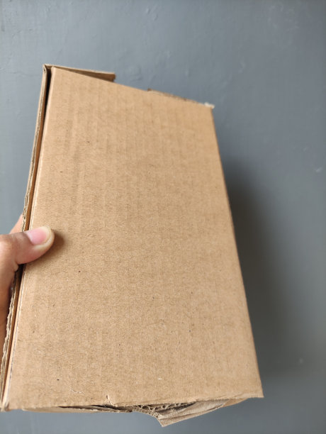 回收用过的纸板箱，制成可使用的纸板箱图片下载