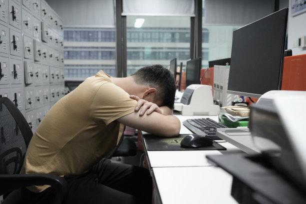 办事员在桌子上休息图片下载