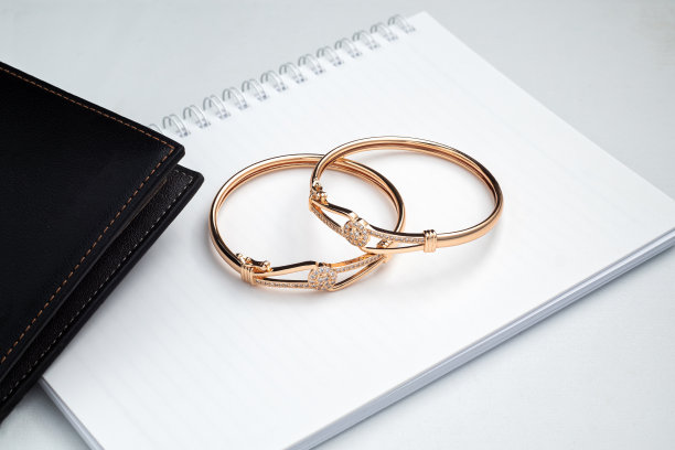 金色手镯的顶部视图在白色戏剧性的背景与复制空间图片下载