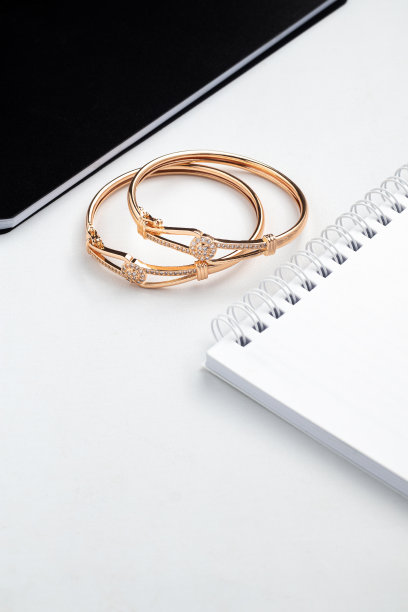 金色手镯的顶部视图在白色戏剧性的背景与复制空间图片下载