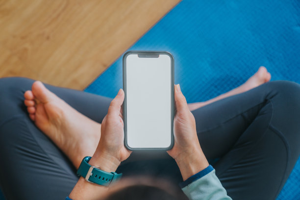 在家使用手机的女性图片下载