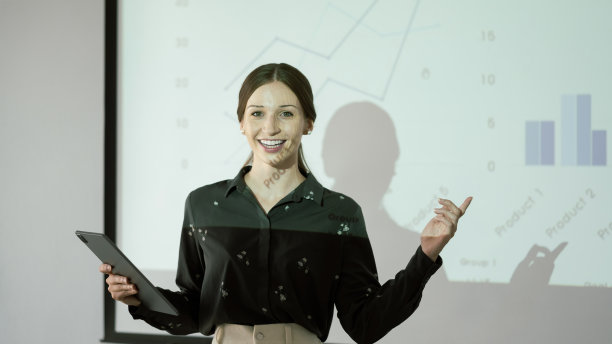 高加索女性商业团队领导站在投影仪屏幕前，在会议上做演示。图片下载