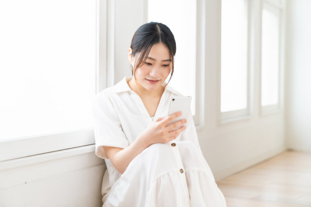 用智能手机的亚洲美女图片下载