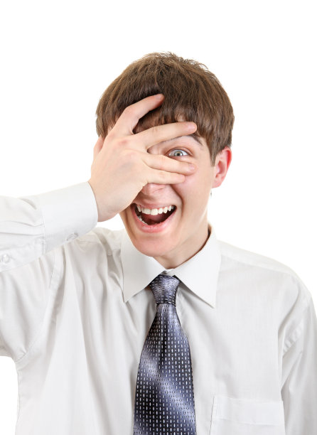 少年从手指缝里偷看图片下载