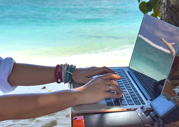 游牧数字与笔记本电脑和远程运行明亮的风景，在夏天的海滩池畔附近图片下载