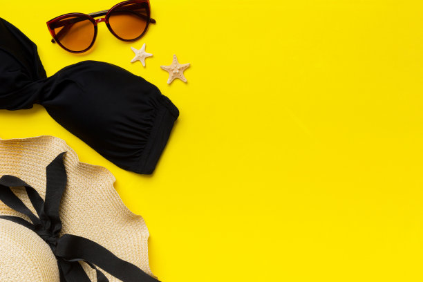 女子泳装和沙滩配饰平铺上视图彩色背景夏季旅游概念。比基尼泳衣，草帽和高跟鞋。复制空间俯视图图片下载