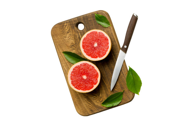 在白色背景上分离出新鲜的葡萄柚片。前视图。副本的空间。创意夏日概念。一半的柑橘在最小的平面上与拷贝空间图片下载