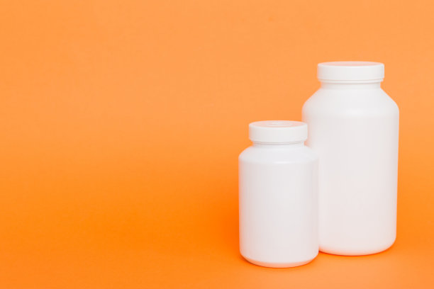 用药瓶补充药丸保健和医疗顶视图。维生素药片。俯视图模拟瓶药丸和维生素与绿叶，天然有机生物补充，复制空间图片下载