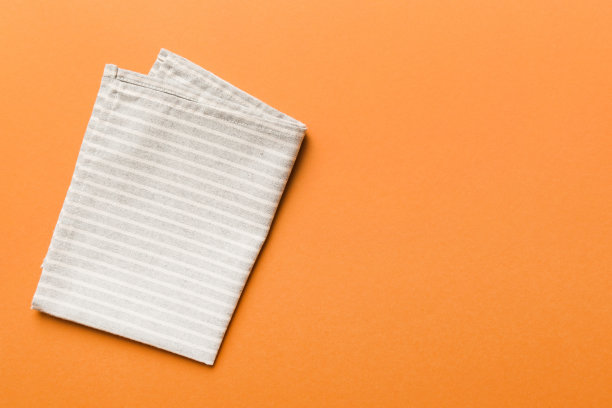 顶视图与灰色厨房餐巾孤立的桌子背景。折叠布料与复制空间的模型，平铺。最小的风格图片下载