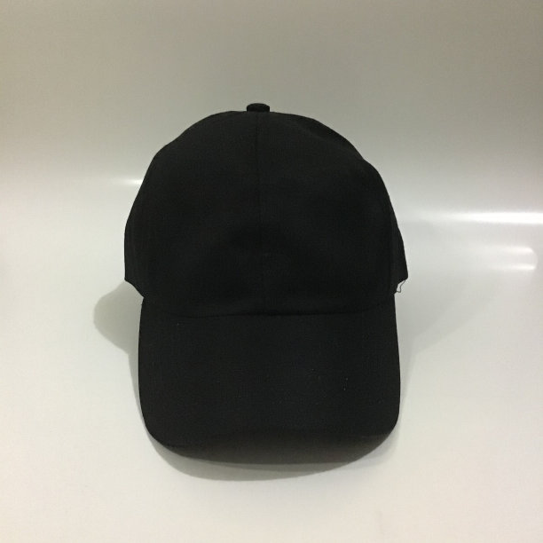 一顶黑色棒球帽的正面图片下载
