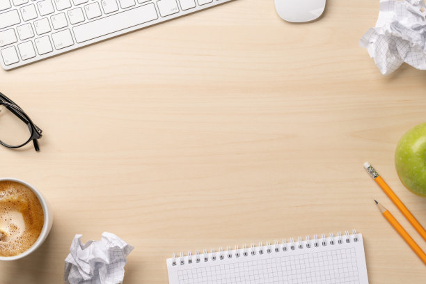 空白的记事本、键盘、咖啡、苹果和皱巴巴的纸的俯视图图片下载