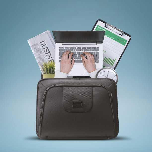 公文包里的商人和办公设备图片下载