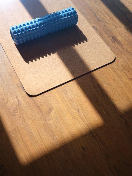 在阳光明媚的工作室里，地板上的软木瑜伽垫的图片图片下载