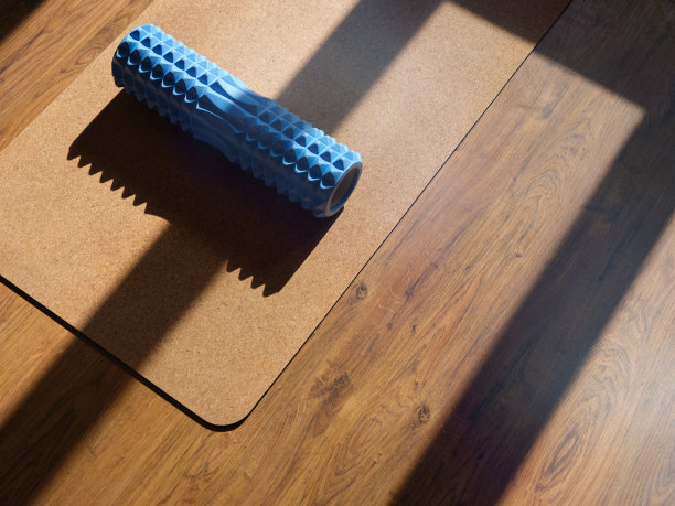 在阳光明媚的工作室里，地板上的软木瑜伽垫的图片图片下载