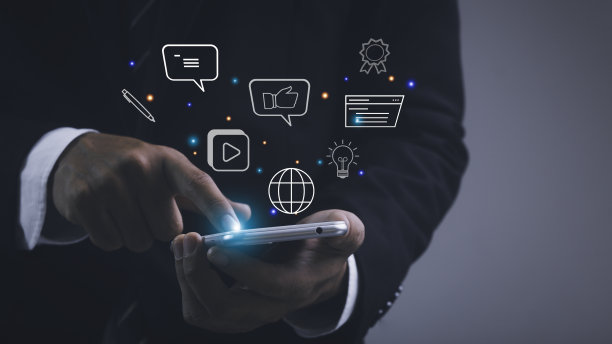 商务人士使用互联网技术来研究数字营销概念，在社交媒体上创建内容，使用互联网连接媒体视频聊天做生意图片下载