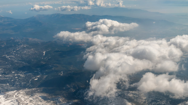 从飞机的窗口看山、云和蓝天图片下载