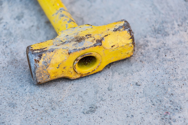 锤子落在地上图片下载