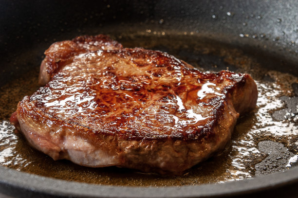 用融化的黄油煎生排骨图片下载