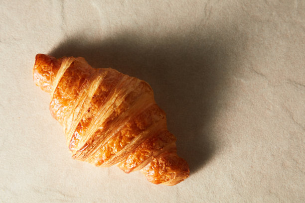 在石头背景上交叉图片下载