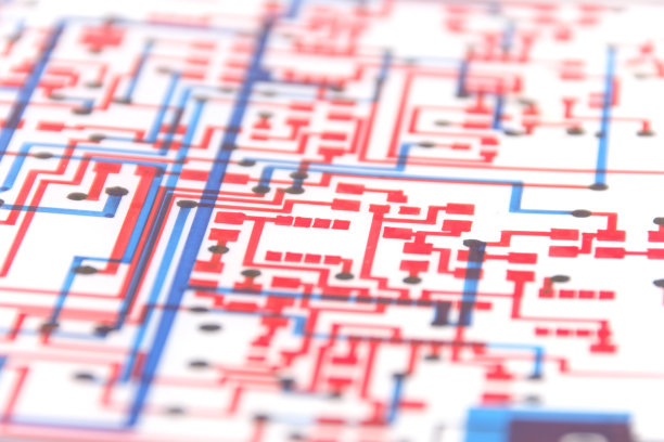 印制板上用红色和蓝色标出的电路布局的近景图片下载