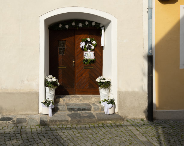 有选择性地关注新婚夫妇的房子入口图片下载