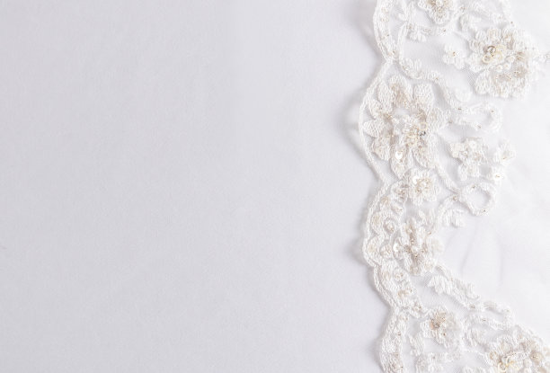 精致柔和的缎面背景与别致的蕾丝在右边。边境。为设计而布局。婚礼请柬，相册。放文字的地方。图片下载