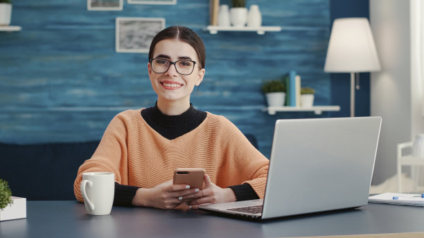 一名女子在智能手机上学习考试的照片图片下载
