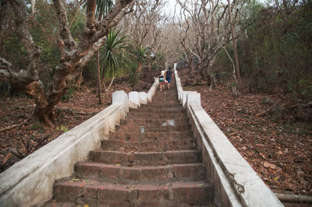 步行到考富斯观景台，这是一个著名的旅游目的地，位于琅勃拉邦市的中心。图片下载