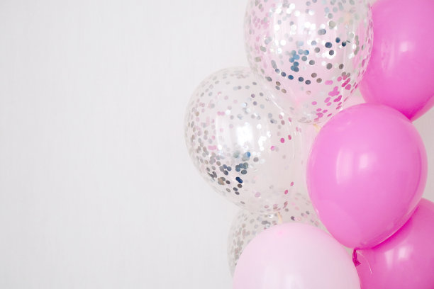 一束带有银色五彩纸屑的粉色透明气球，文字的复制空间，少女派对的柔和柔和的色彩图片下载