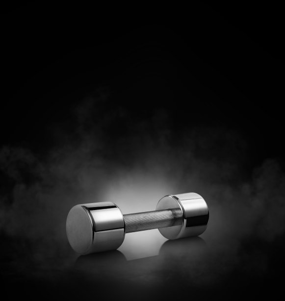 哑铃与黑色背景与烟雾图片下载