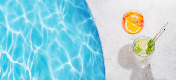 在阳光明媚的日子里，在泳池边喝着清爽的鸡尾酒图片下载