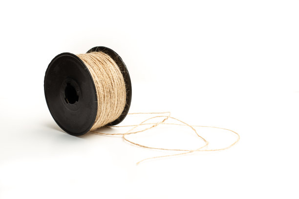 白色背景上的黄麻线轴，带有复制空间图片下载