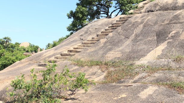 凿成岩石的楼梯。以岩石和自然为背景图片下载