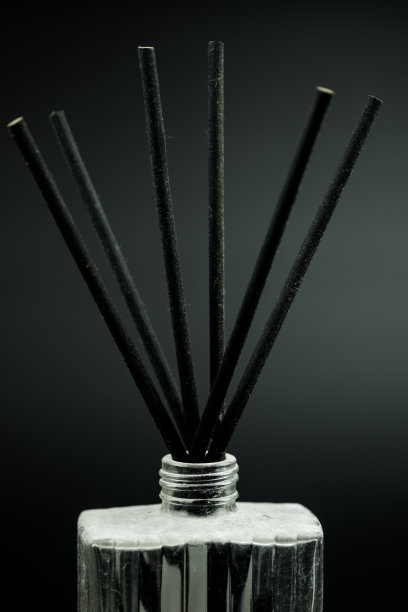 垂直拍摄的空气清新瓶与芳香黑棒图片下载