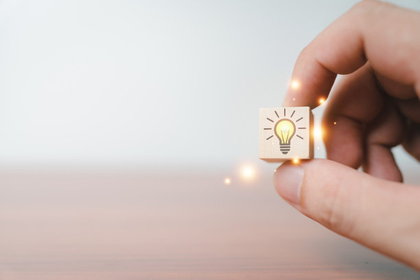 手持创意灯泡图标上的木立方，分析解决方案和发展，现代商业，创新的新思路。图片下载