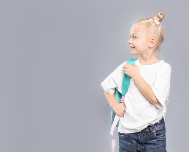 金发乱发的女学生，背着双肩包图片下载