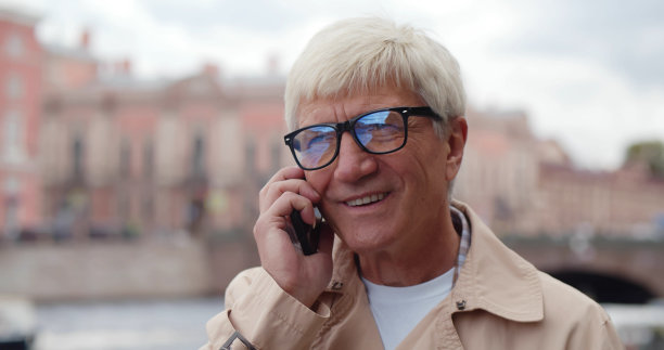 老人在户外打电话的散景照片图片下载