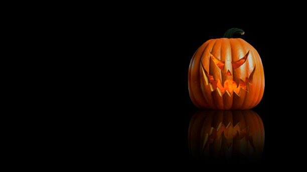 南瓜与火焰在反射黑色图片下载