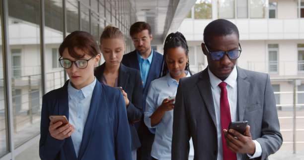 多民族商业团队在城市建设中使用小工具。图片下载