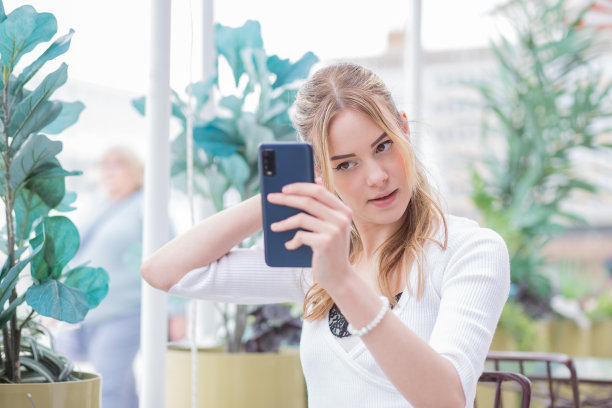 年轻女子在街上自拍图片下载