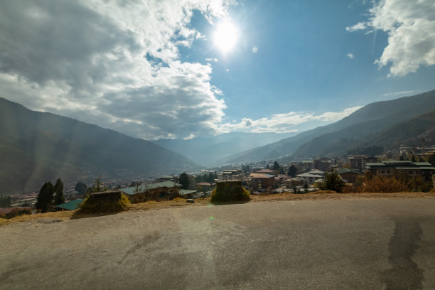 廷布，不丹的街道或城镇在冬天的夜晚图片下载