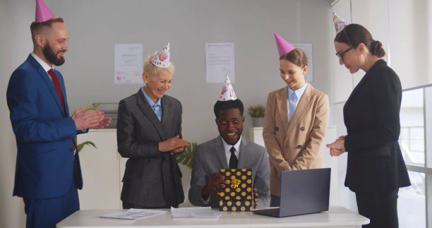 快乐的同事们用礼物和帽子庆祝非裔美国人的生日图片下载