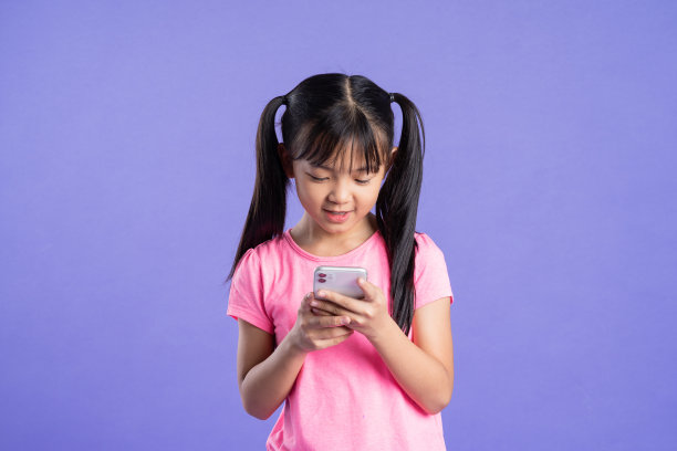 美丽的亚洲女孩肖像在紫色的背景图片下载