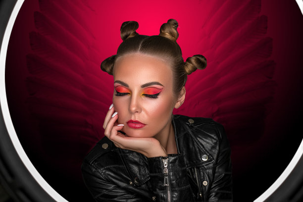 一个年轻时髦的金发女孩的肖像在粉红色的背景在工作室。图片下载